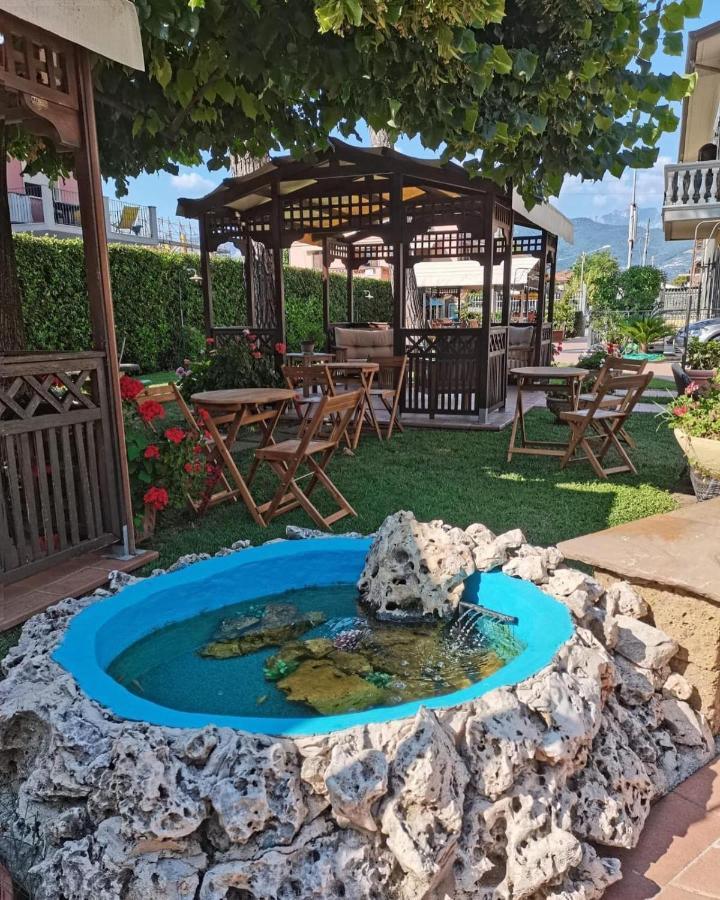 Hotel Virginia Марина ди Маса Екстериор снимка